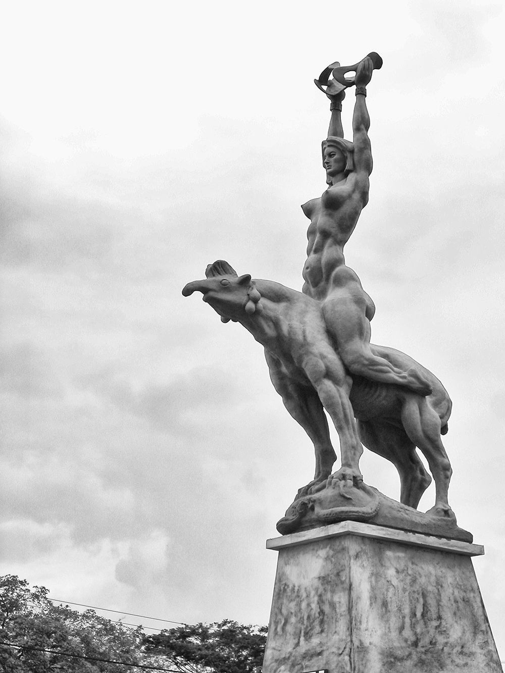 estatua maria lionza alejandro colina entrada chivacoa