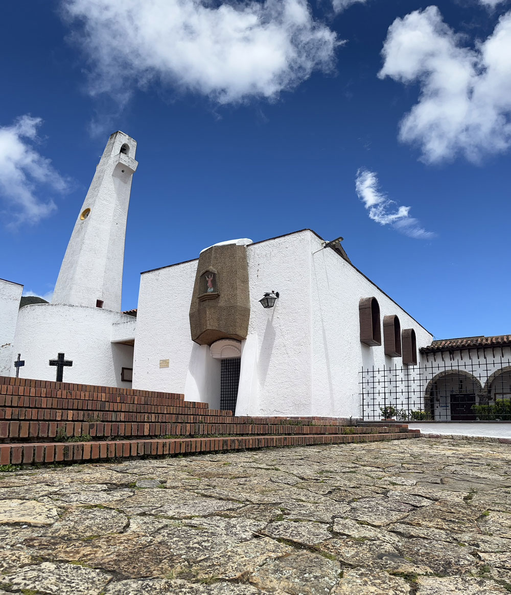 Iglesia Nuestra Señora de los Dolores. Guatavita en día soleado.