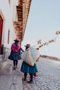 Dos mujeres en la calle. Turismo en Cusco, Perú