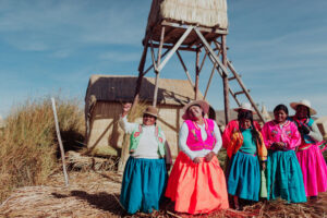 mujeres de las Islas Uros, Lago Titicaca