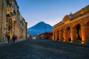 Calle de Antigua Guatemala. Al fondo el volcán. Qué hacer en Antigua Guatemala