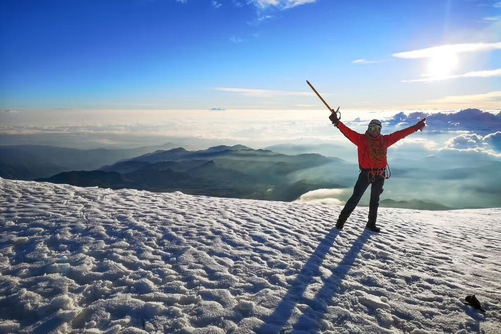 hombre de espaldas en la cima del Nevado del Tolima