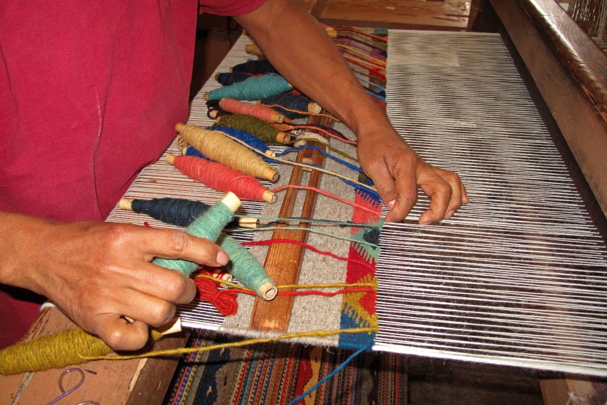 artesano trabajando telas en Teotitlán del Valle