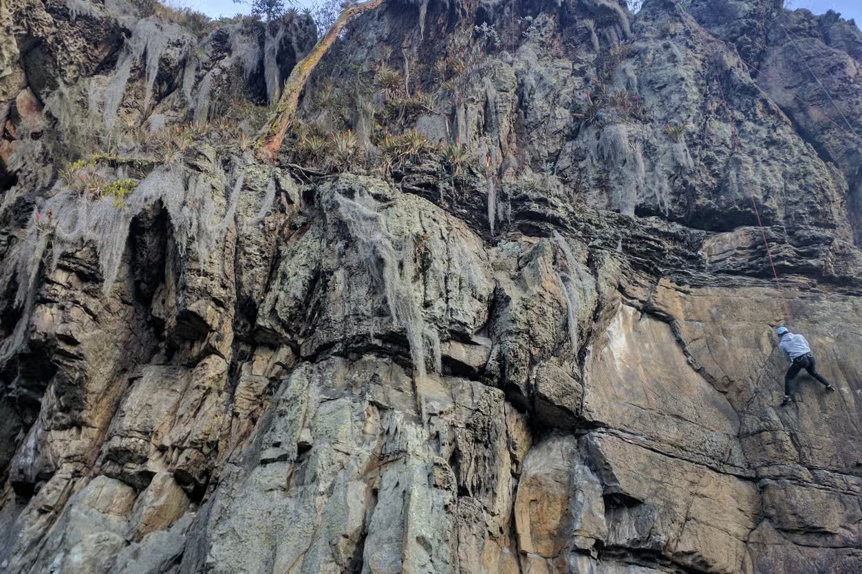 ¡Escápate ya! Los 6 mejores Planes cerca a Bogotá para un fin de semana épico 2 Rocas de Suesca, escalada