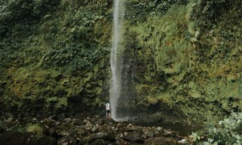 boquete chiriquí Panamá. Hombre mirando una cascada desde abajo