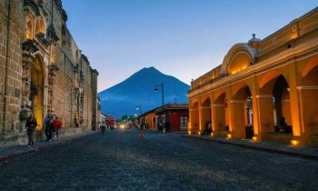 Calle de Antigua Guatemala. Al fondo el volcán. Qué hacer en Antigua Guatemala