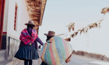 Dos mujeres en la calle. Turismo en Cusco, Perú